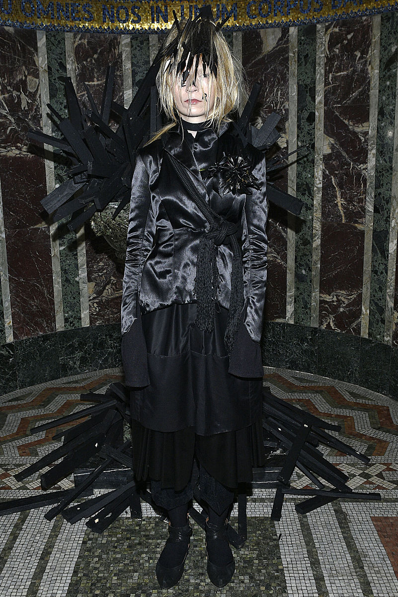 She loved to dress up and she enjoyed the attention from others She was really living it up这句话怎么翻译