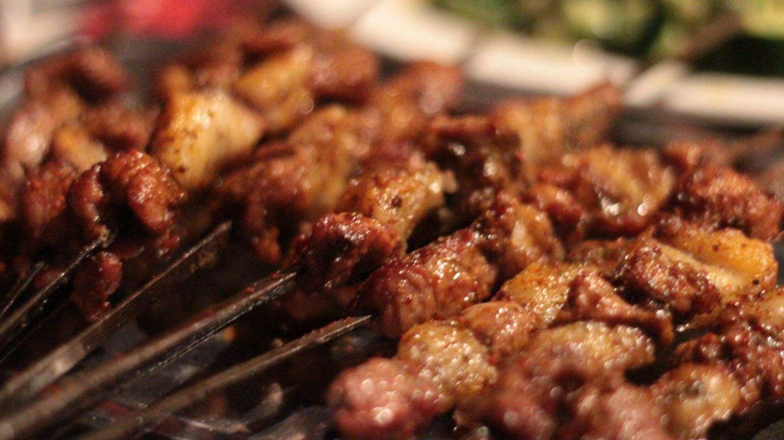 宁夏烧烤最火爆!烤羊肉串美味忘不了!