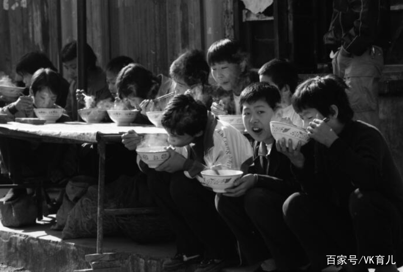 九十年代陕北农村儿童生活 穷人家的孩子早当