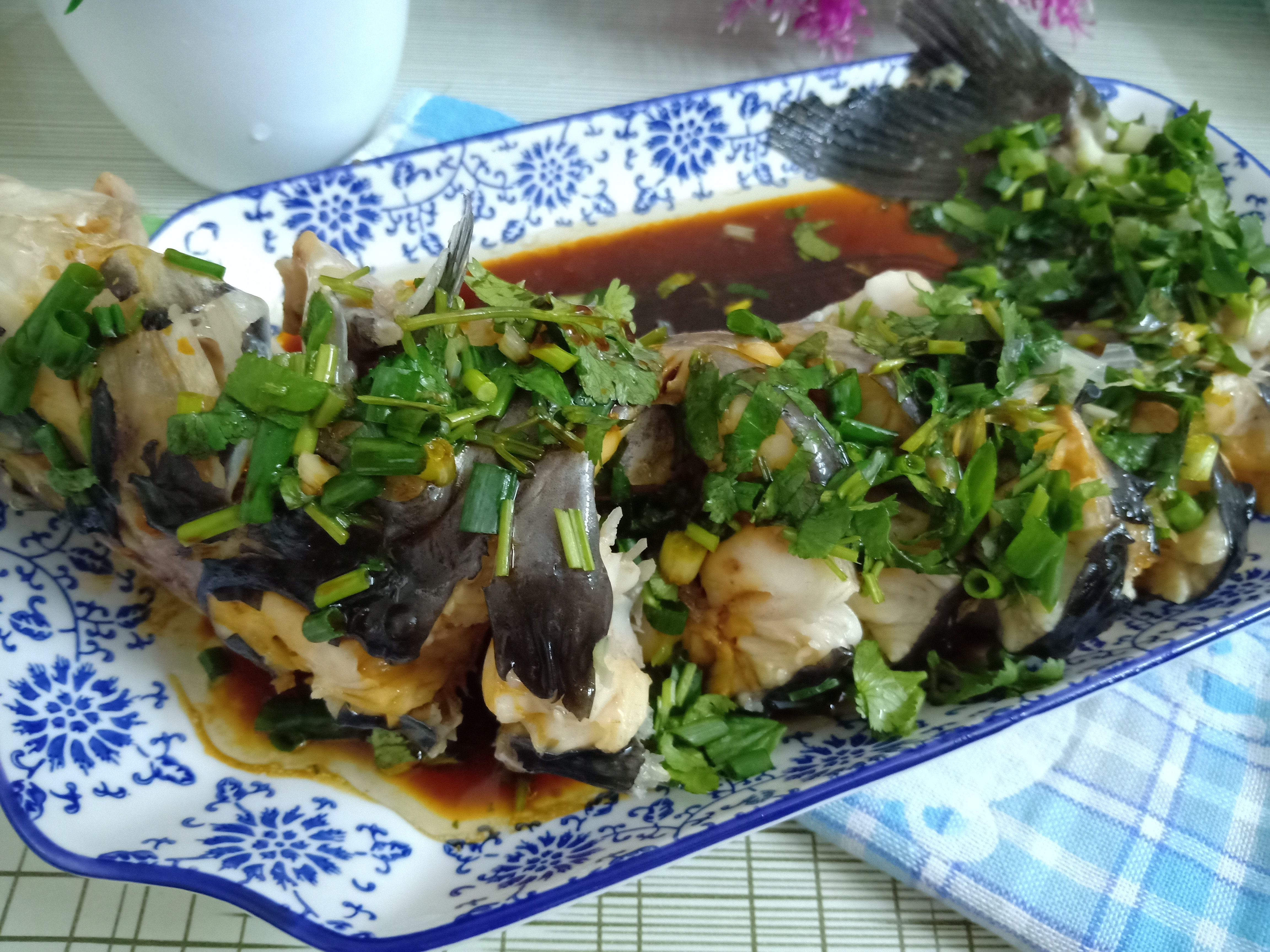 清蒸河鲶鱼,味道鲜美的小窍门,原来就是先烫一下,其实很简单