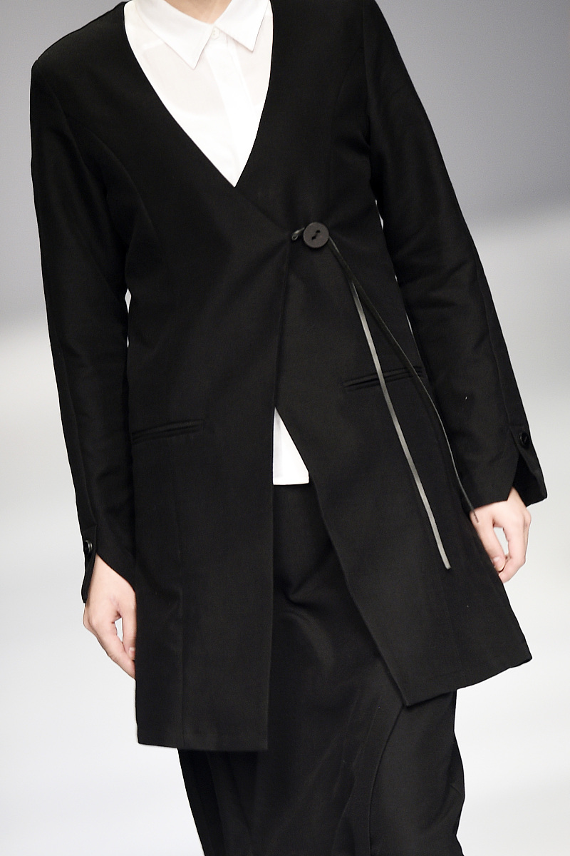 黑色西装外套女小个子女上衣高级感质感正装小西服 用客户的角度写出种草文案 需求和痛点