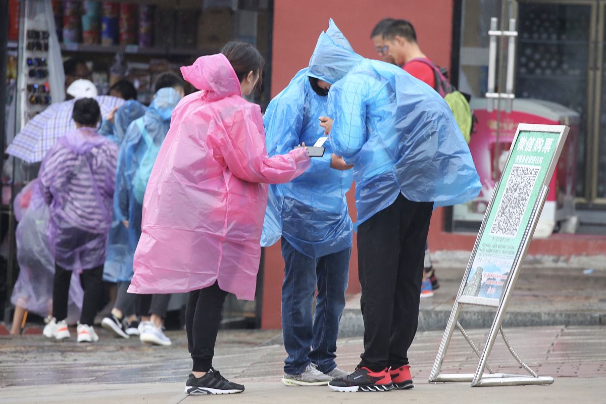 日到中天云雾开这句话指的什么生肖？