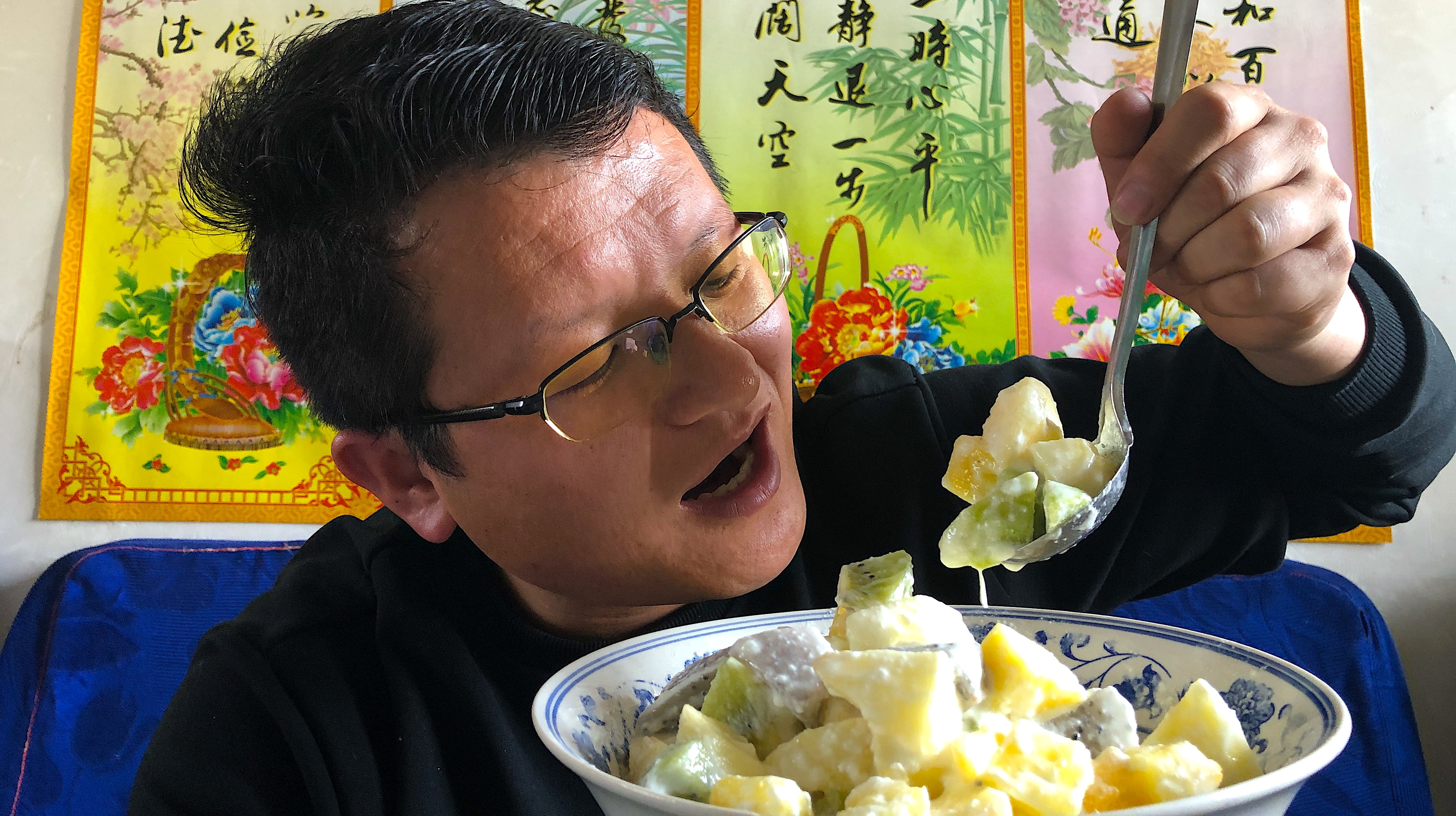 2个苹果,1个猕猴桃,半个菠萝,半个火龙果和酸奶搭配起来很美味