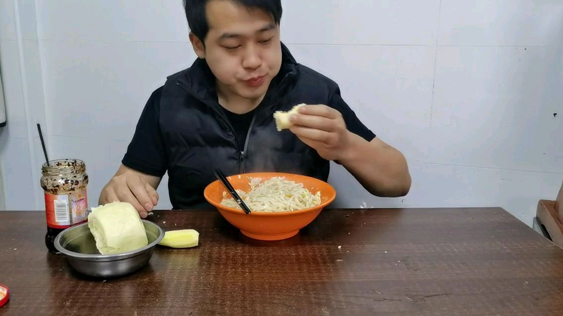 小伙的早餐 一碗葱花鸡蛋面 姜不离口