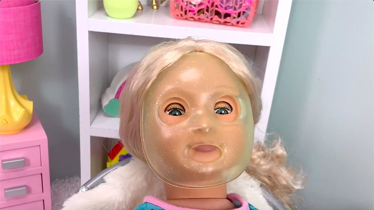 美国女孩娃娃,起床后梳洗打扮做面膜,吃了早餐后去上班