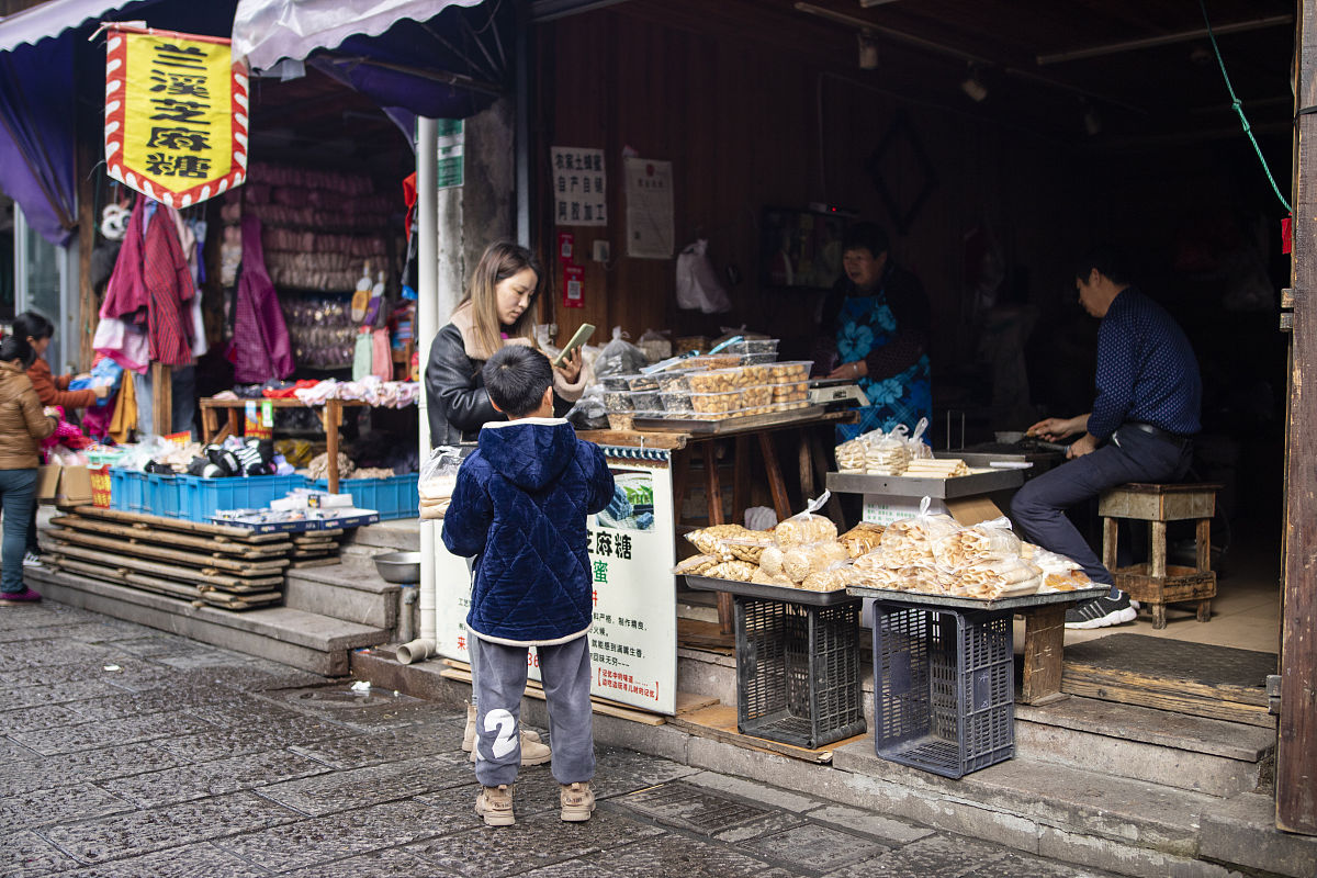 以中国古代为背景姐姐带妹妹过夜市