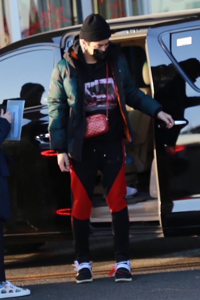 对以下代码进行注释：#对模型进⾏训练和测试#评估模型在给定数据集上的损失def evaluate_lossnet data_iter loss #save 评估给定数据集上模型的损失 metric = d2lAccumulator2 # 损失的总和样本数量 for X y in data_iter out = netX y = yreshapeouts