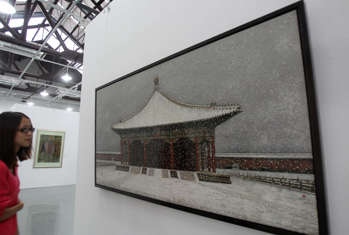   2013年9月6日 ,江苏南通,参观者在观看由大漆和鸡蛋壳制作的漆画作