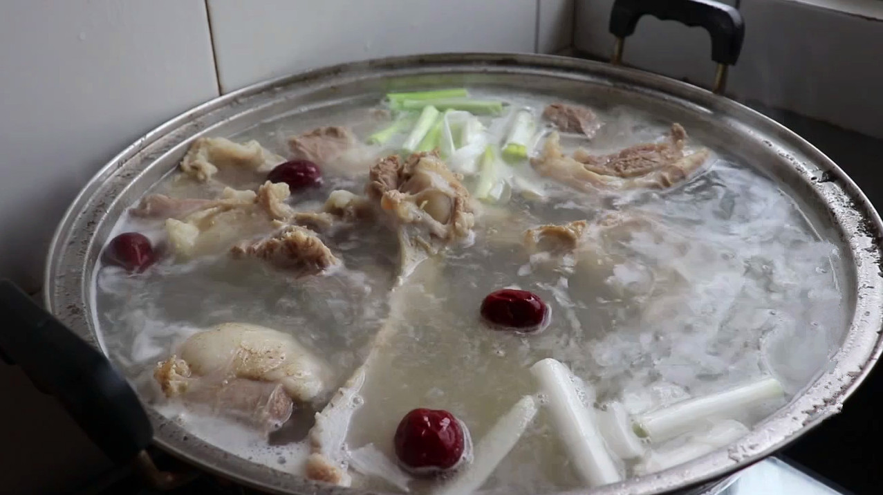 炖羊肉汤,千万不可直接炖,3个小诀窍,羊肉汤浓肉香,无腥味