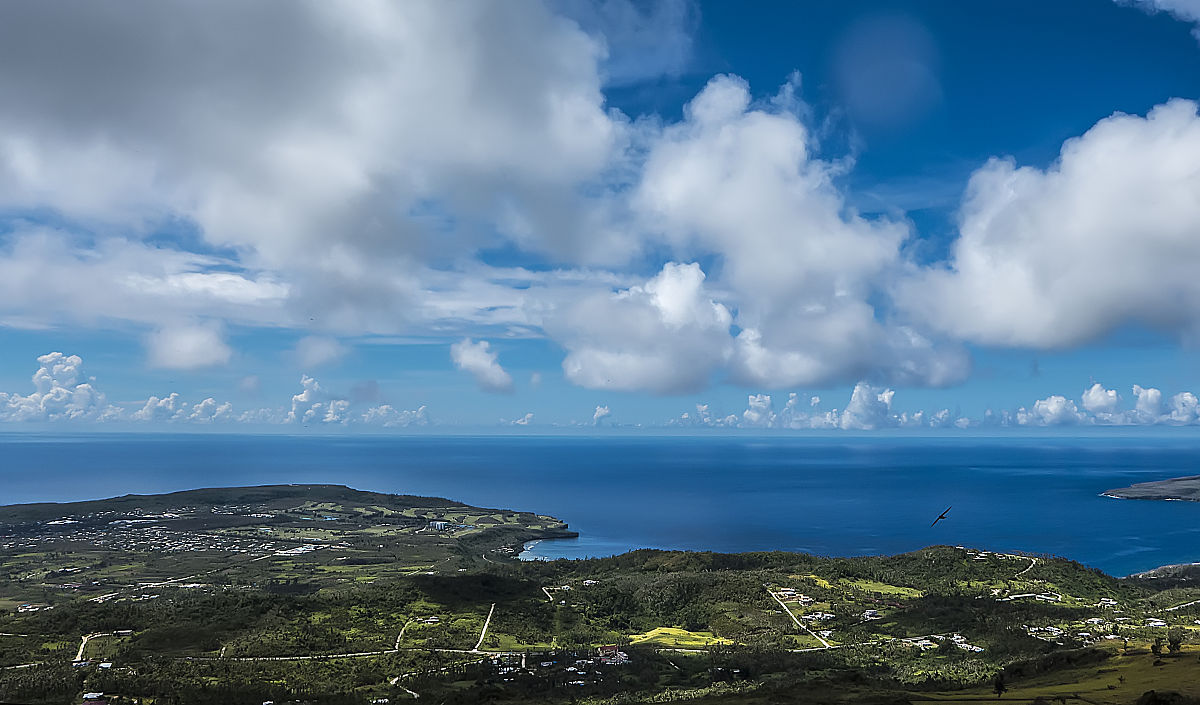 2019年5月,塞班岛风光.从国会山(塔波乔山)顶转过身来,东边这片蓝色的