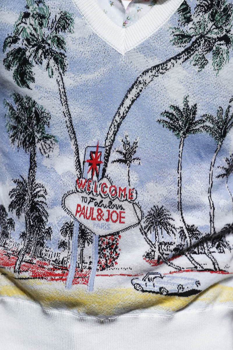 Gap官方 携手小众设计师品牌LoveShackFancy推出限定系列融合了两个品牌的经典元素和浪漫风格将Gap的标志性设计与LoveShackFancy的复古印花元素和谐相融经典廓形裁剪更将女性的独特魅力完美呈现。此系列面向全世代消费者拥有包括女装、童装、婴儿服饰及配饰在内的多类型单品。 根据以上内容提炼观点润色编写一篇逻辑清楚的时尚资讯用中文作答不少于七百字