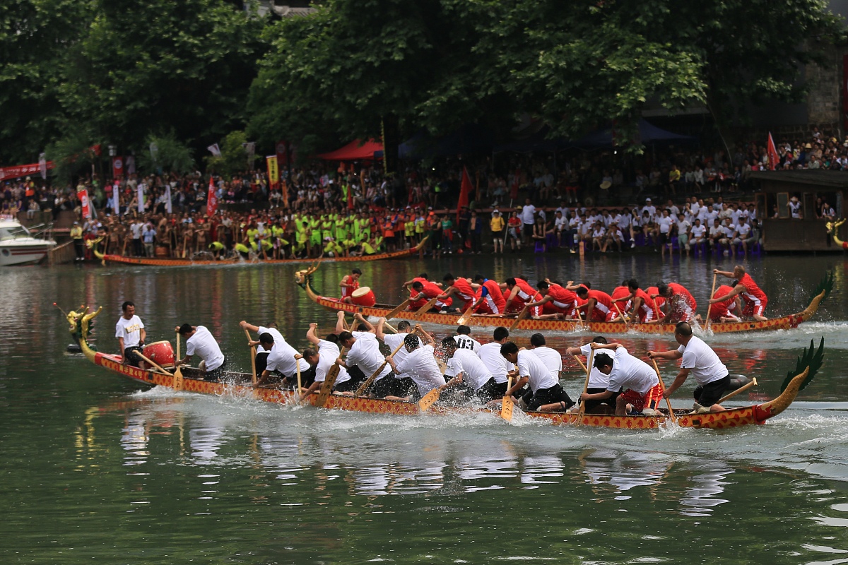 端午节诗歌：龙舟竞渡，香囊飘香，祈愿平安