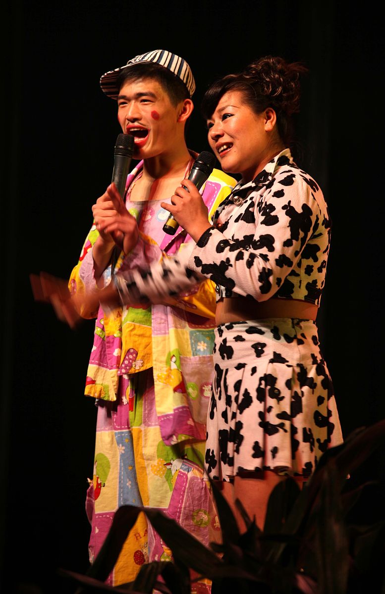 演员思雨和王恒的综艺搞笑滑稽二人转表演令人叫绝.+++_+++二人转,东