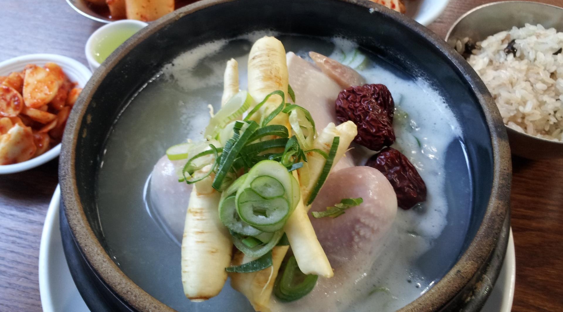 很多人在煲鸡汤时会选择母鸡而不选择公鸡,这是怎么回事呢?