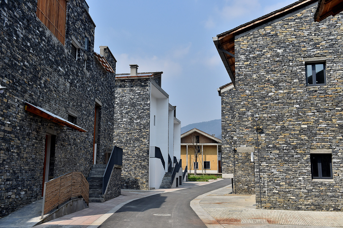 富阳技工学校招生电话：0571-XXXXXXX，专业丰富，注重实践教学