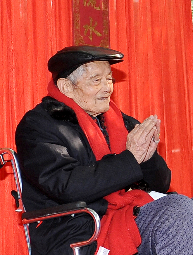 生日宴后风波：是意外还是阴谋？