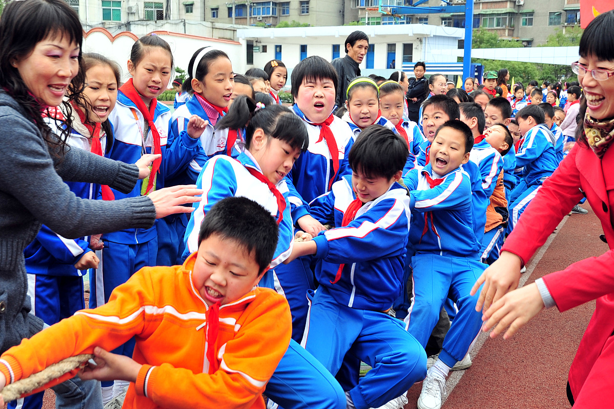 ***_***2010年10月27日,湖北省宜昌市夷陵区实验小学的学生比赛拔河.+