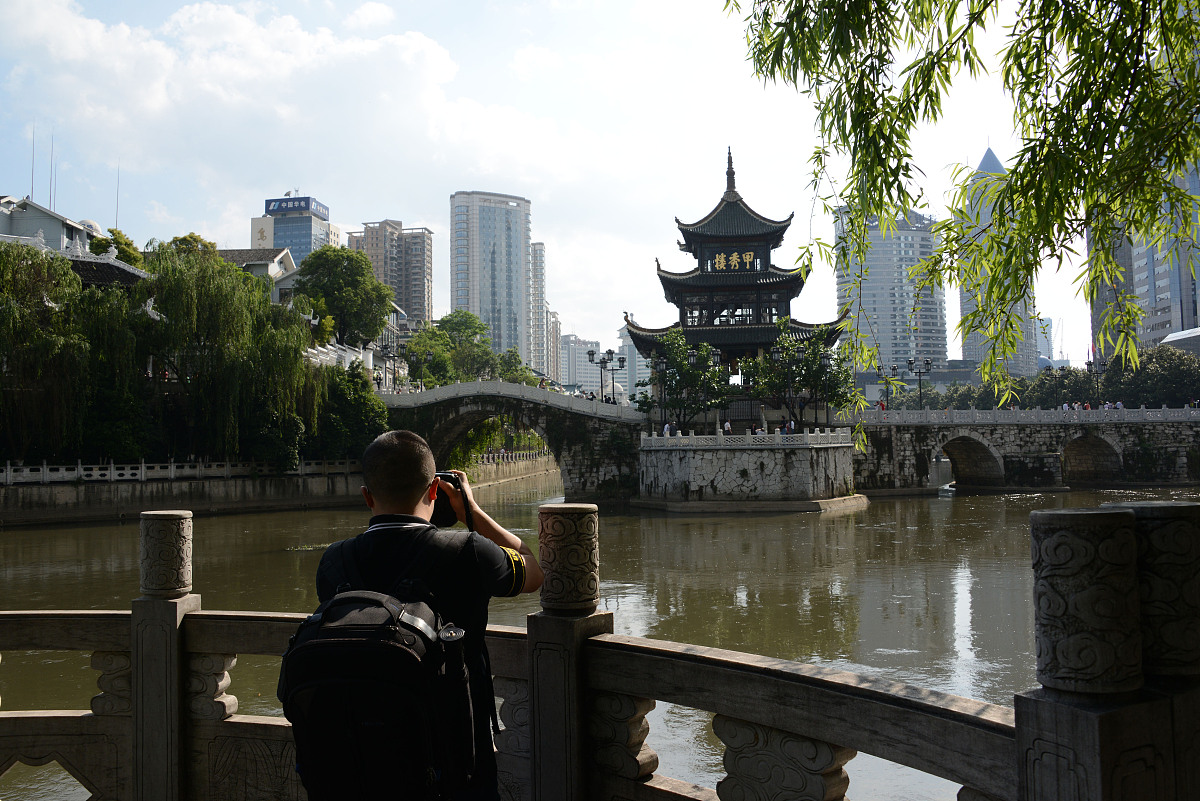 加入历史不会重复但会押韵类似轮回的意思的内容