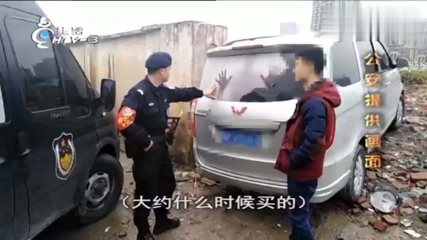 面包车后窗现“恐怖手印”吓坏民警,上前一看松了口气,虚惊一场
