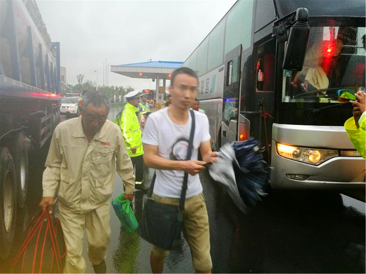 上海通报公交车坠河疑司机操作不当根据这个话题写一篇500字文章并且给出30个字标题