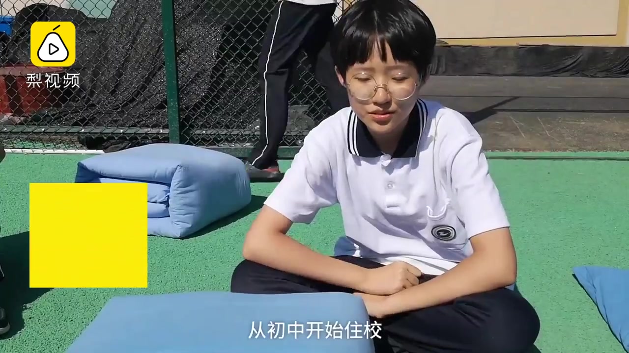 高一女生军训叠豆腐块:已养成习惯