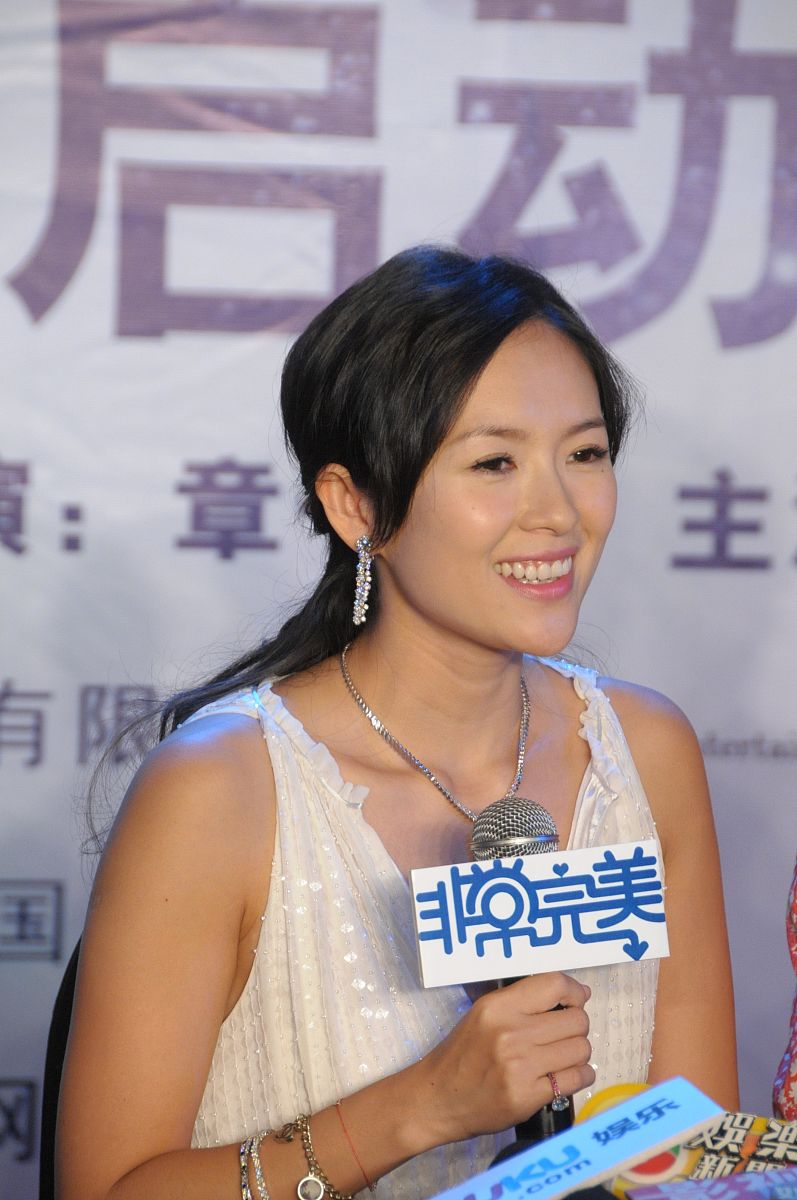 2009年6月1日,北京,电影《非常完美》官网启动发布会举行.章子怡脖子