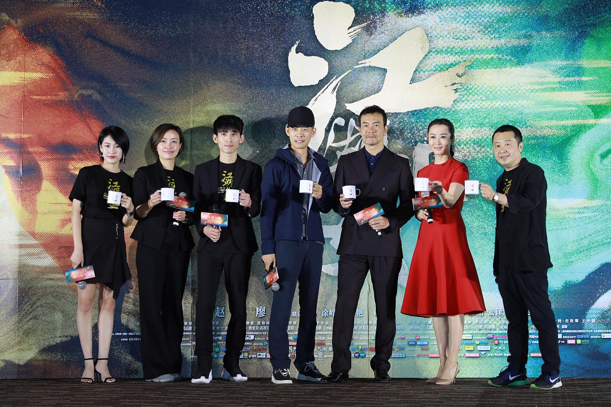《江湖儿女》冯小刚戏份只保留双手  赵涛穿红裙获廖凡,贾樟柯左右护