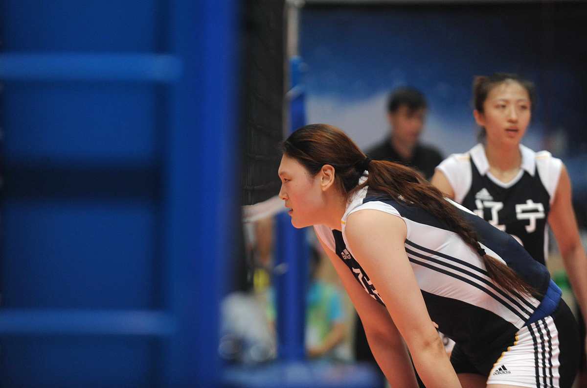 写一篇关于女排拥抱时故意摸对方腋下的报道