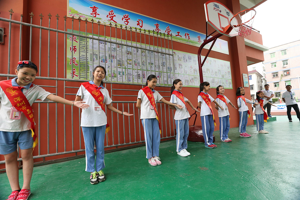 2015年10月10日下午,nba夏洛特黄蜂队在赛前来到深圳龙岗区的一所小学