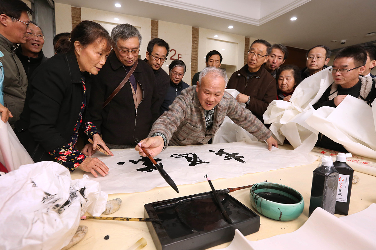2016年12月7日,上海市第九届书法篆刻大展在上海市文联展厅开幕 .***_