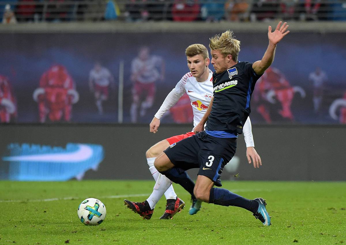 金庸群侠传x MOD怎么制作1 首先下载金庸群侠传x的MOD制作工具例如金庸群侠传x Mod制作工具v10。2 打开工具选择新建MOD输入MOD的名称和版本号点击确定。3 在工具的左侧菜单中选择需要修改的内容例如角色、武器、装备等。4 对选中的内容进行修改例如修改角色的属性、添加新的武器、修改装备的效果等。5 在修改完成后保存修改并导出MOD文件。6 将导出的MOD文件复制到金庸群侠传x的MOD文