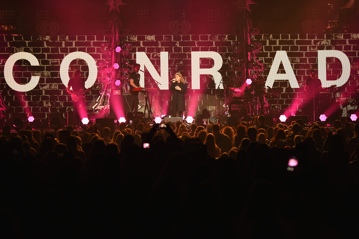 场景是在tiktok live直播聊天室其他用户在聊一些话题用英文写3条human like聊天信息用日常自然语言5-6个单词假装评价其他人的留言