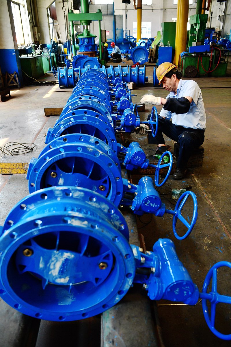 改写：基于单偏心密封蝶阀的改进市场上广泛应用的双偏心密封蝶阀5如图1-1c所示。该阀门的蝶板回转轴线与蝶板密封截面不仅偏置了尺寸H还与阀体通道轴线偏置了一个尺寸E。由于是在单偏心密封蝶阀的基础上将蝶板回转轴线与阀体通道轴线再偏置一个尺寸E蝶板的回转半径分为了长半径与短半径转动。在阀门开启时蝶板密封面相对于阀座密封面产生渐渐脱离与挤压的效果蝶板密封面会比单偏心蝶阀更快的脱离阀座密封面当蝶板从0°转至