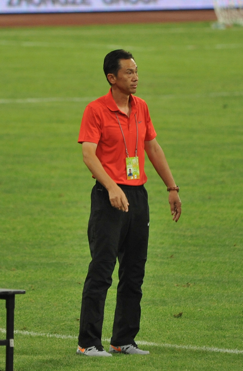 贺伟：中国著名足球解说员，激情与专业并存