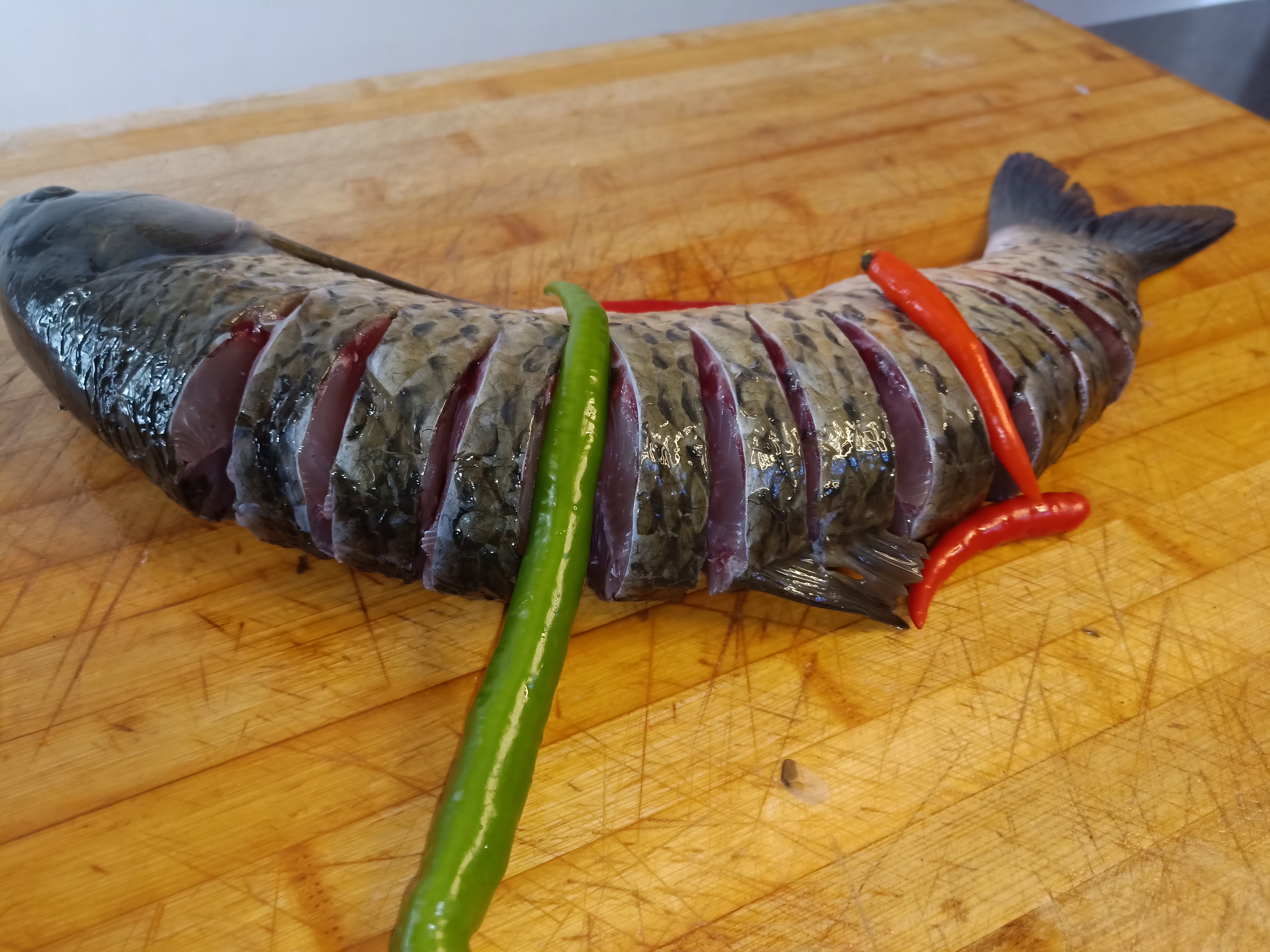 草鱼最好吃的做法!放入砂锅焖,麻辣鲜嫩,年夜饭上一大锅不够吃