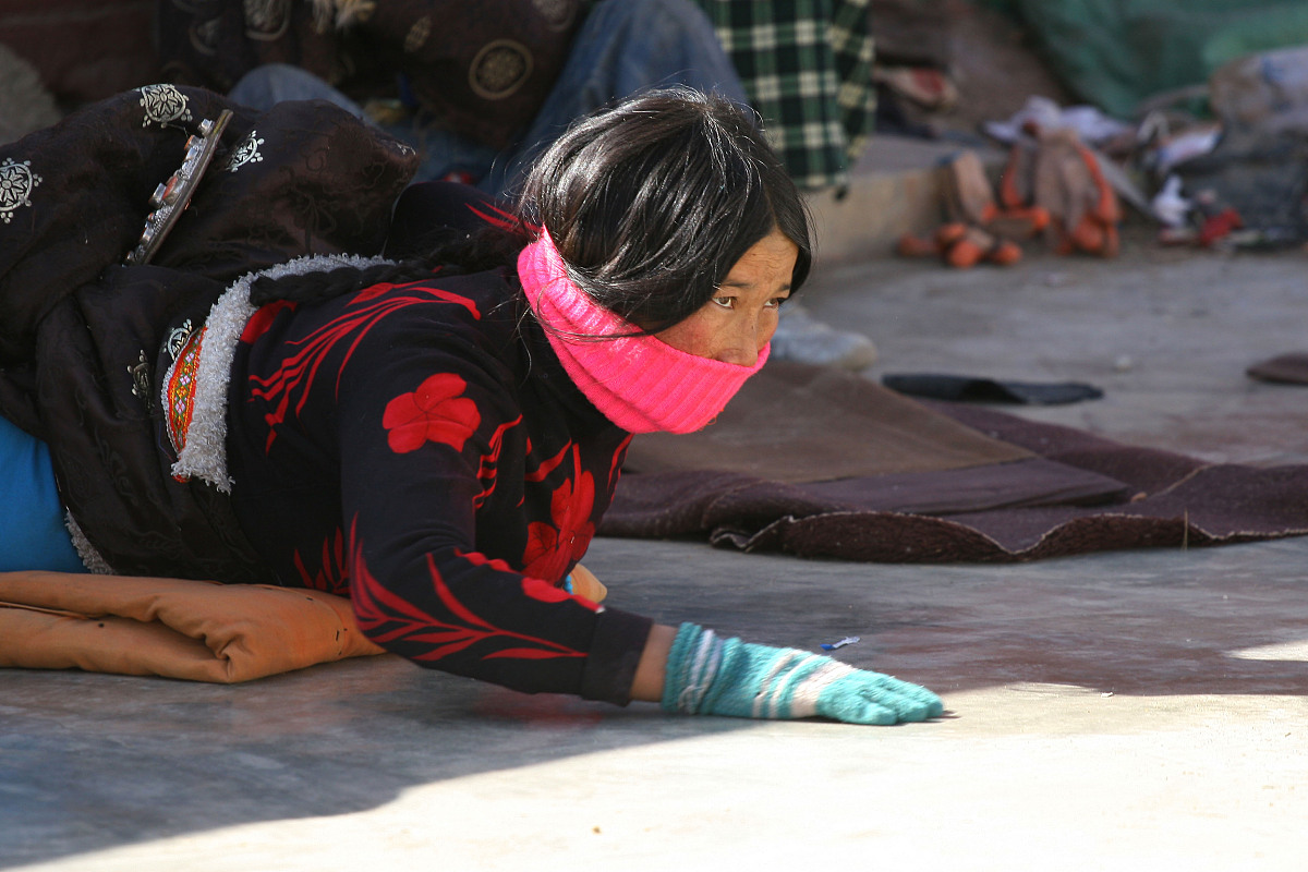 2007年3月1日,甘肃夏河拉<strong>卜</strong>楞寺外虔诚信徒们在寺外嗑着长头.