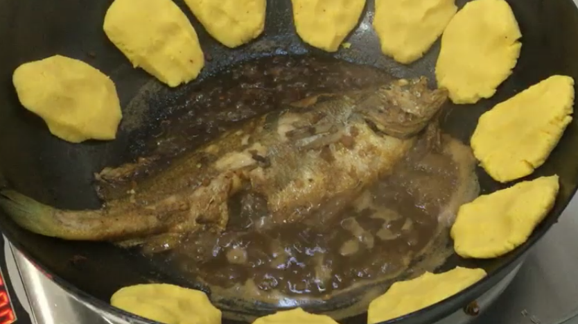 烟台鱼锅饼子正宗做法:铁锅炖鱼加五花肉玉加米面饼子,看饿了!