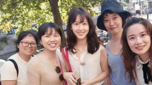 【网友英国偶遇章泽天,奶茶妹妹素颜超美】“奶茶妹妹”章泽天被曝赴名校剑桥大学读书深造,学生