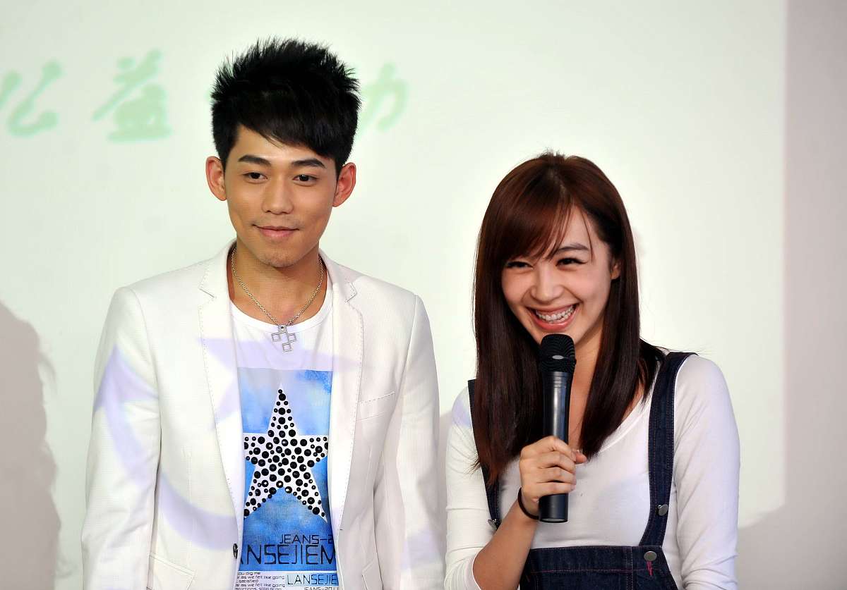 守护星行动年月日是第十六个世界孤独症日在这个即将到来的日子里我们收到了三个来自星星的孩子的家庭向我们发出的星声话筒希望所有人都走出来平平安安阳光积极的生活希望社会能给予孤独症孩子群体更多关注只盼望她能健康快乐成长爱你为此我们呼吁更多的人与我们共同倾听关注孤独症儿童及其家庭的康复和发展问题为他们带去更多的爱与希望抱一抱浙江省妇女儿童基金会。围绕这篇博文写1条10字左右的评论