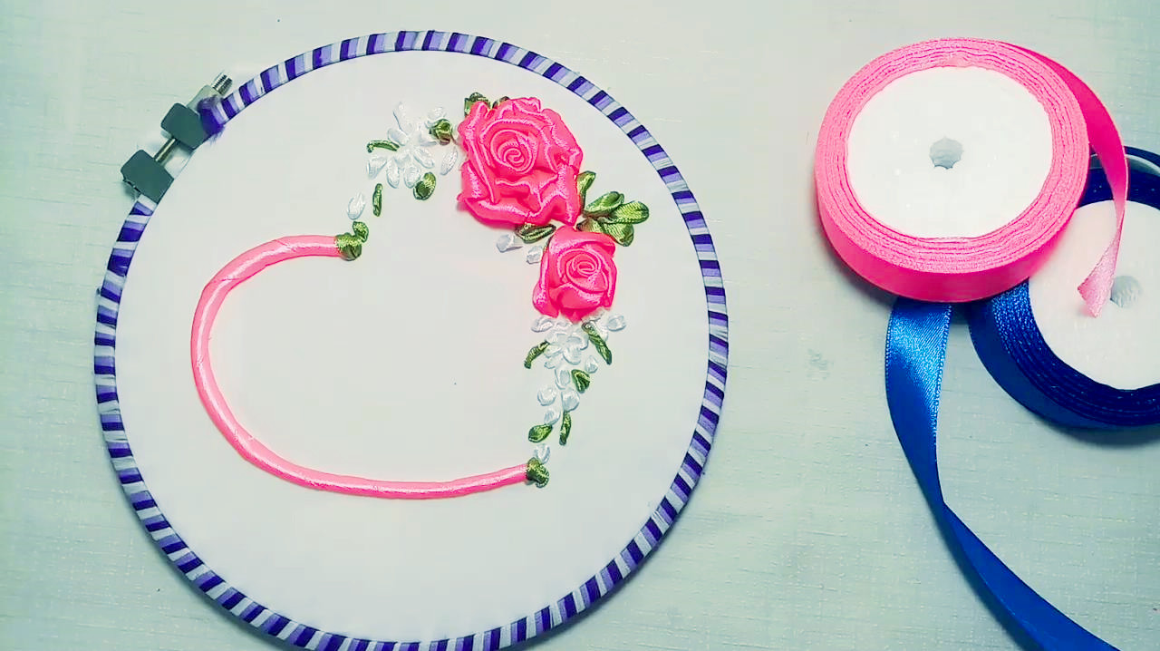 漂亮的爱心玫瑰花纹,绣在窗帘上的装饰画