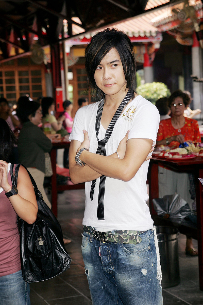 '依旧心有余悸' 的含义：仍然感到惊恐不安