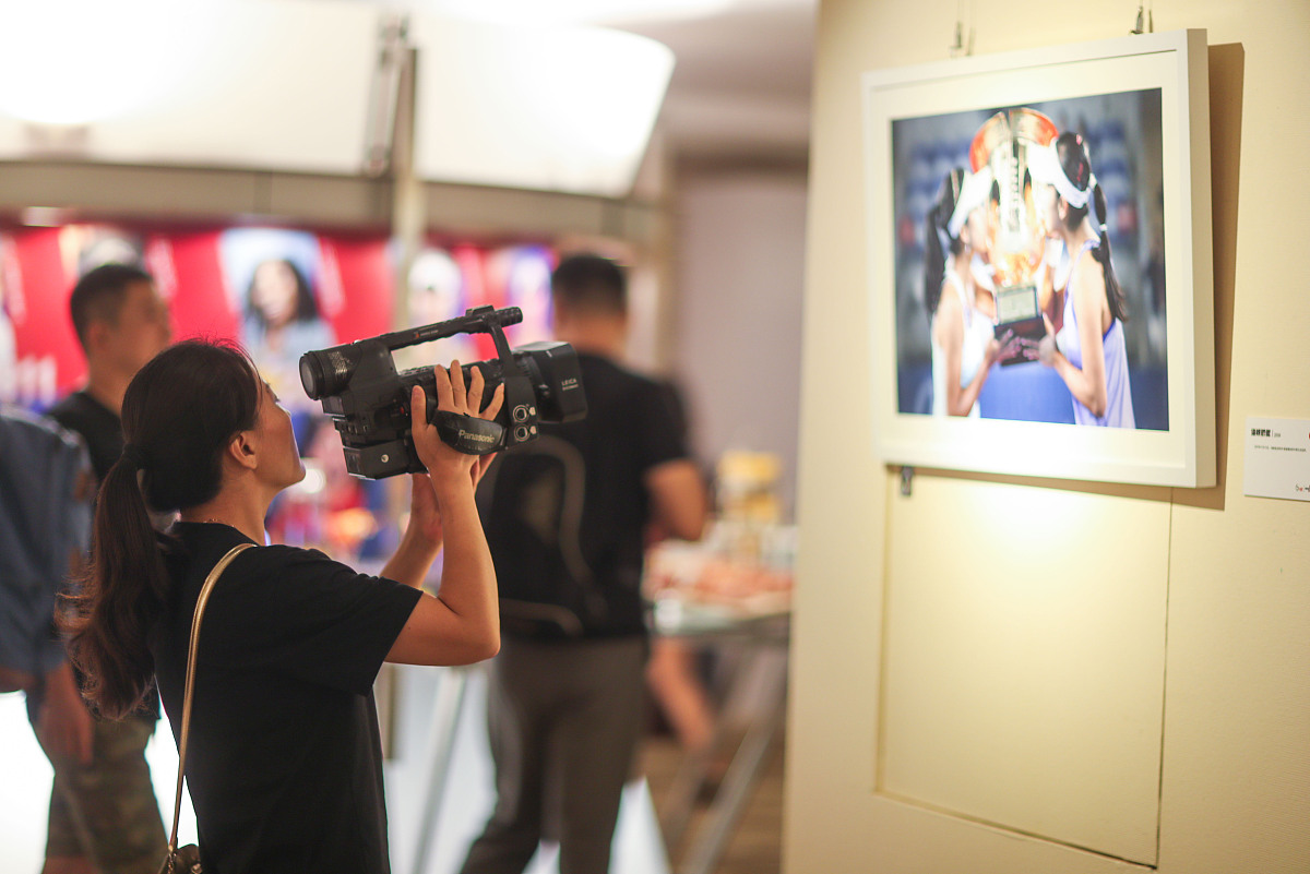 拍摄技术：熟练掌握摄影器材、光线、构图等拍摄技术拍摄出高质量的照片。拍摄主题：能够准确把握拍摄主题通过照片表达出主题要传达的信息。。作品展示：能够合理地选择和展示作品使其更加有吸引力能够吸引观众的眼球。二、本次实训的收获拍摄技术的提高：通过实践我更加熟练地掌握了摄影器材的使用方法能够更加准确地控制光线和构图使照片更加出色。拍摄主题的把握：在拍摄中我更加准确地把握了主题要求通过照片表达出了主题要传达