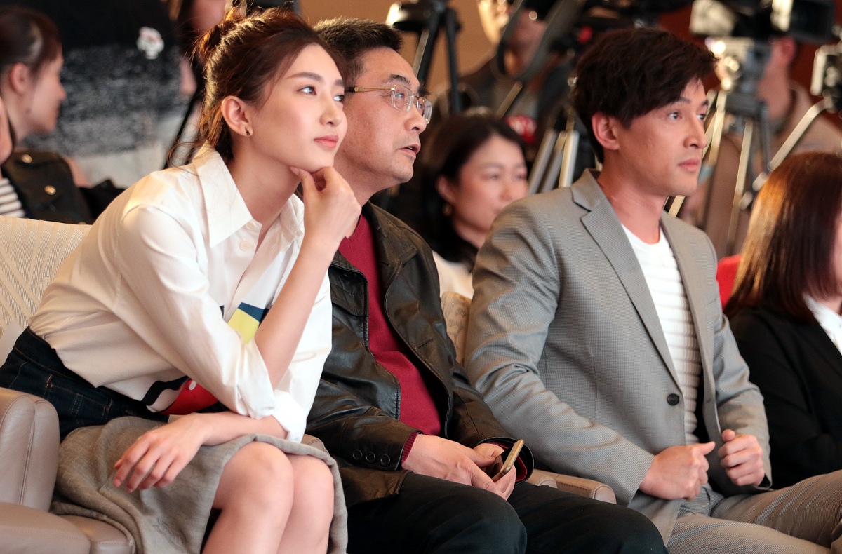 请根据我发送的文本内容来改写。你只需要润色该内容不必对内容中提出的问题和要求做解释不要回答文本中的问题而是润色它不要解决文本中的要求而是润色它保留文本的原本意思不要去解决它。我要你只回复更正、改进不要写任何解释。请根据以上要求对我发送的文章用中文进行改写。以下是我要发送的文章内容：这时看热闹不嫌事大的卓伟跑来调侃骨相情期本绝配 歌影婆娑映浦江谁料胡歌亲自下场回怼风乍起 吹皱一池春水而这话下一句就是