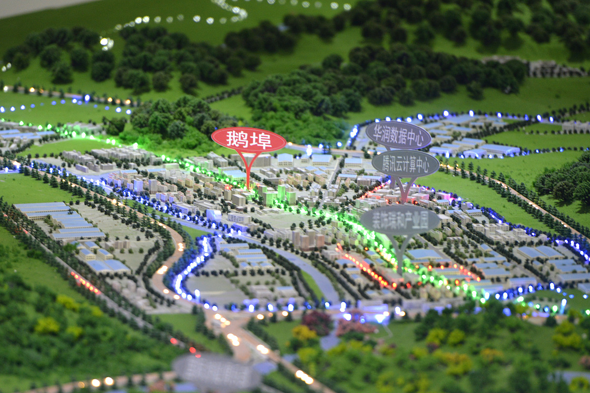 续写文本：在某县国土空间规划编制培训班上的讲话同志们： 今天我们开展专题培训进一步部署安排全县国土空间规划编制工作加快构建全县统一的国土空间规划体系为未来发展奠定更加坚实的基础保障。应该说本次会议既是一次业务培训会也是一次工作推进会。一方面是培训。国土空间规划专业性强、复杂性高涉及方方面面涵盖所有属地单元有必要进行一次专业性、系统性培训提高工作的专业化、科学化水平。另一方面是推进。国土空间规划编