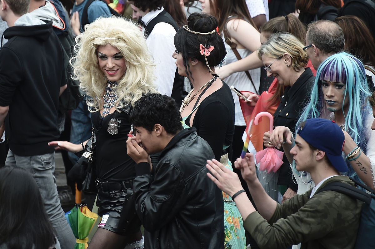 我是同性恋喜欢上了一位同性好友但是对方是异性恋我该怎么办？