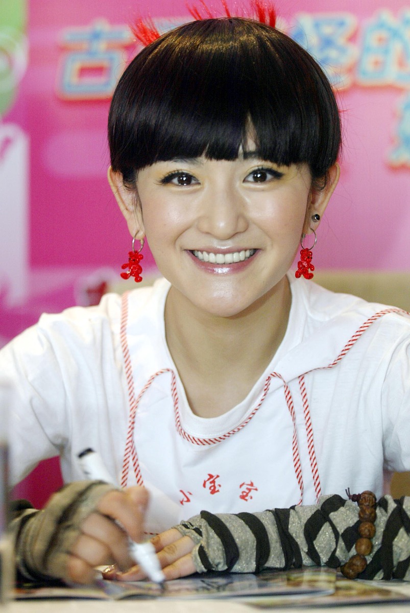 2007年2月5日,国内娱乐圈多栖明星谢娜身着一件可爱的小宝宝肚兜来到