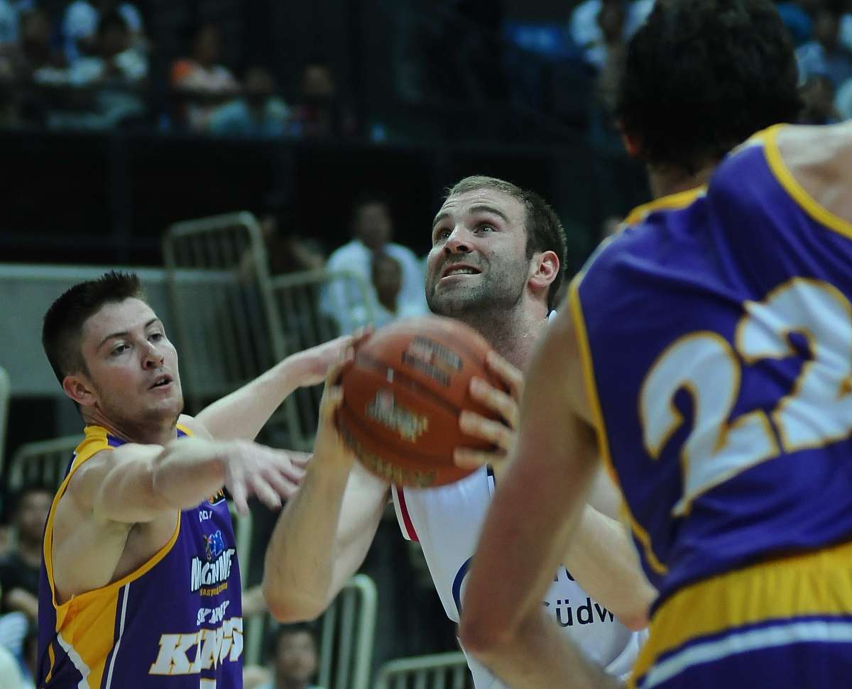 红球范围01到30 篮球范围01到16 每次从33个红球中选出6个号码 从16个篮球中选出1个号码 随礼生成红球：05、10、12、20、23、28篮球：09继续