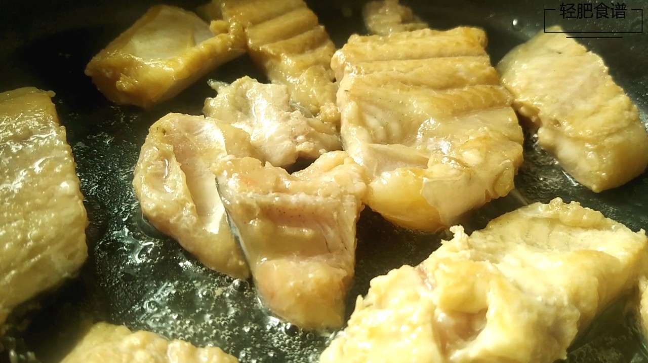 “开背鱼”不要再清蒸了,配上2个番茄,美味的诱惑无法抵挡