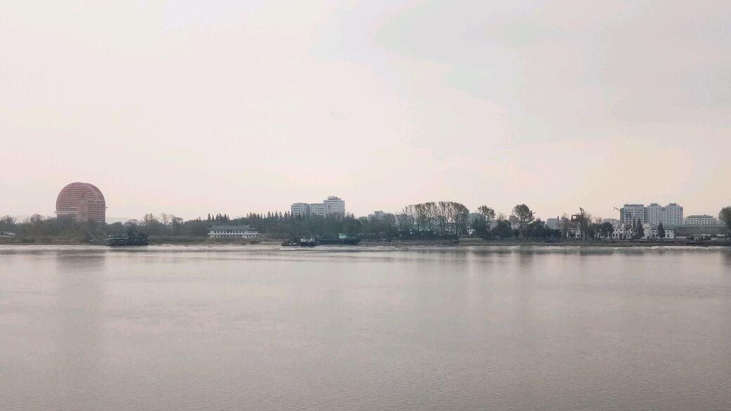 游览辽宁丹东鸭绿江,欣赏两岸风光,感觉江对岸,还是略显萧条