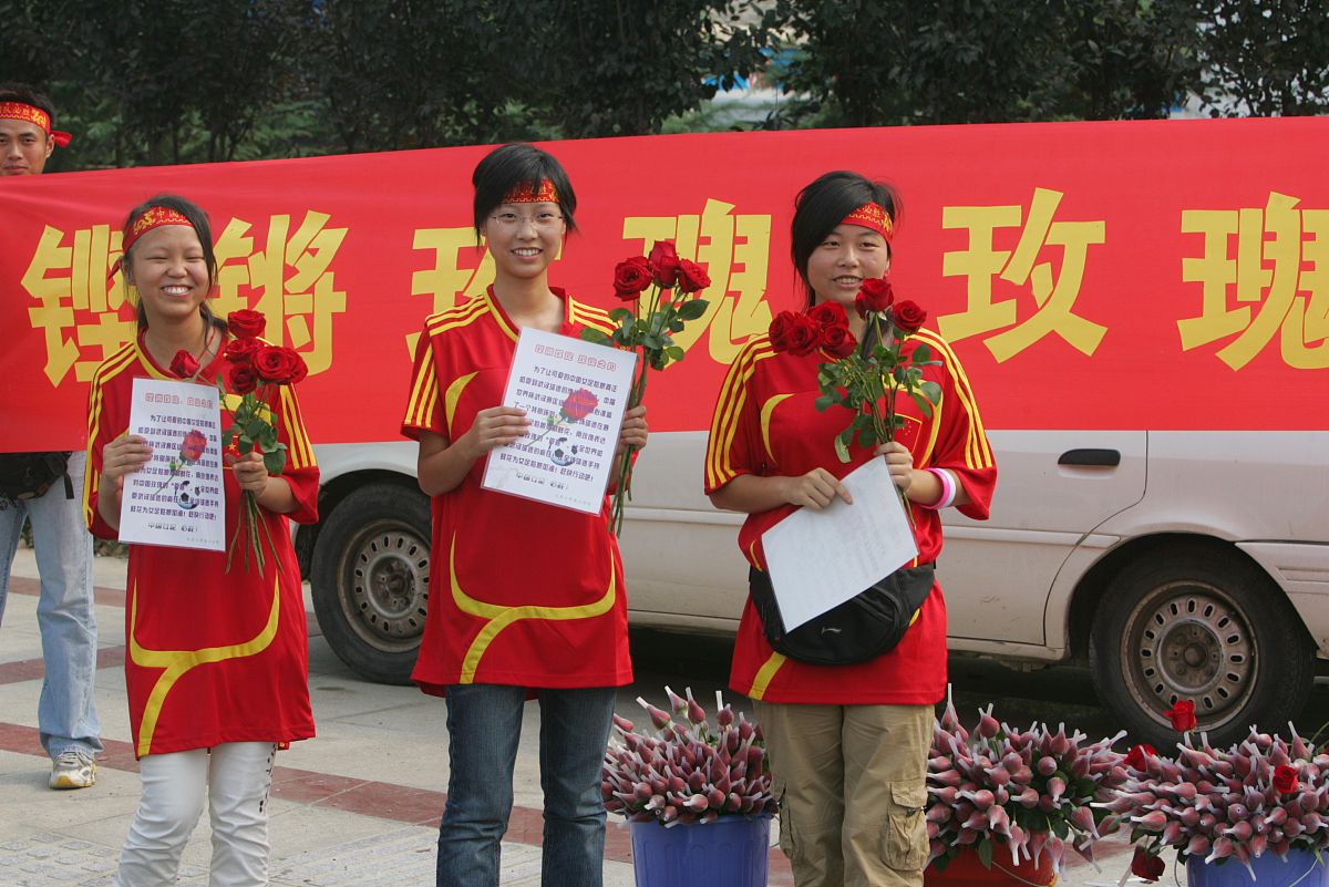 2007年9月12日,武汉,中国女足世界杯小组赛首场比赛前,球迷们在比赛场